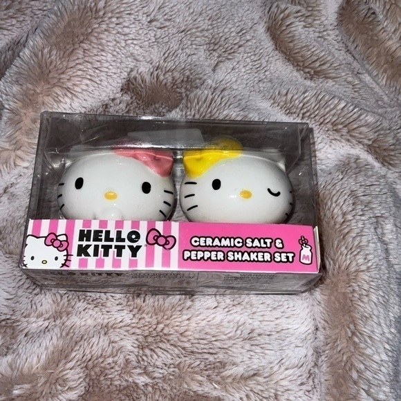 Hello Kitty salt and pepper shakers - Picture 6 of 13